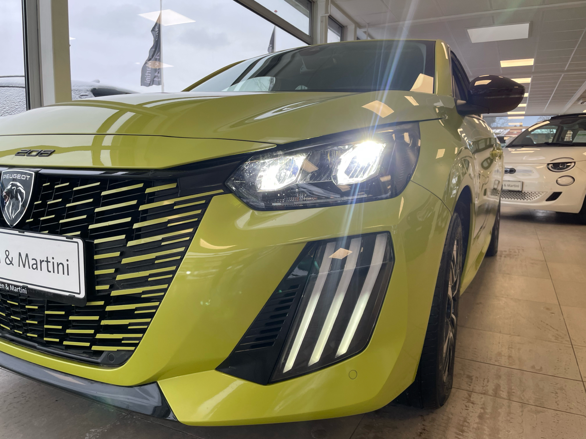 Gul Peugeot e-208 fra 2023