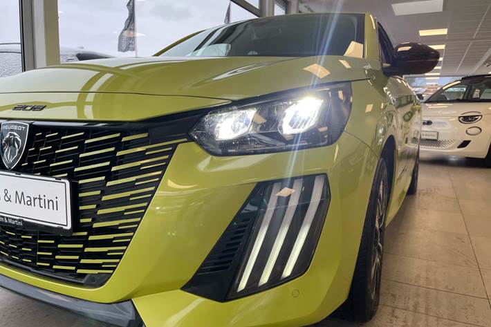 Gul Peugeot e-208 fra 2023