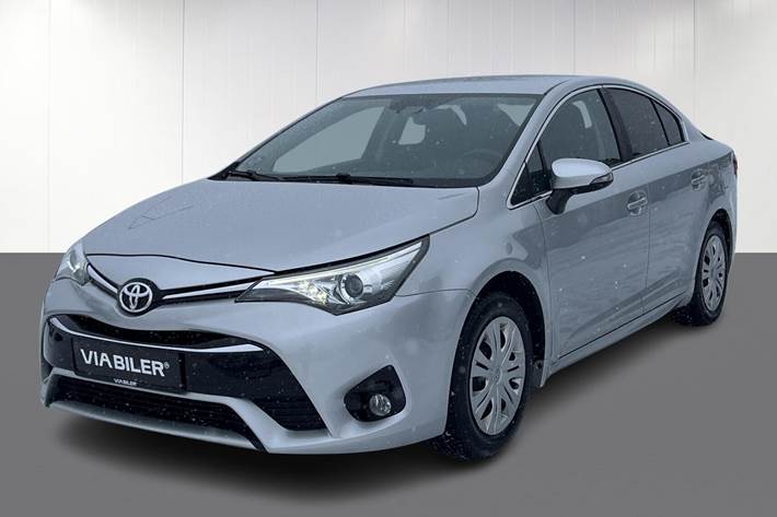 Sølv Toyota Avensis fra 2015 set udefra