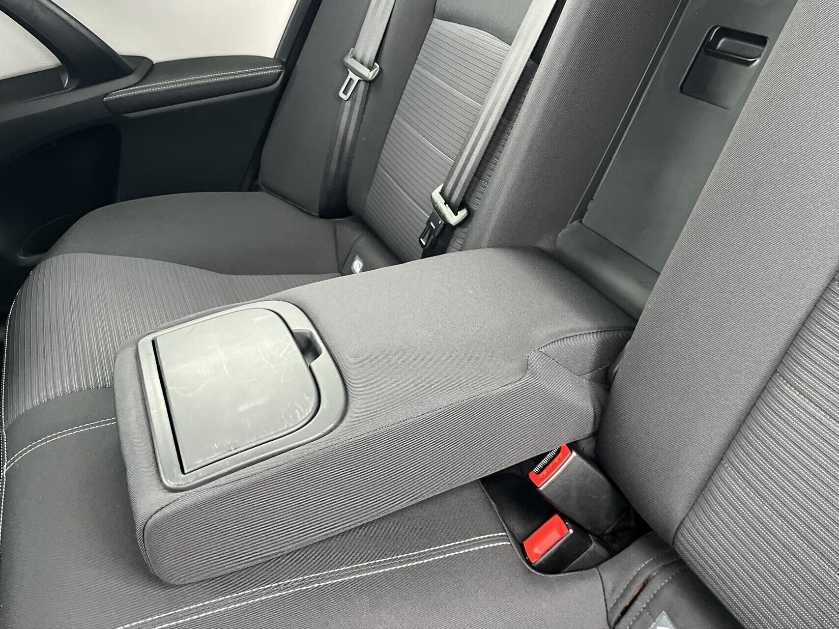 Sølv Toyota Avensis fra 2015