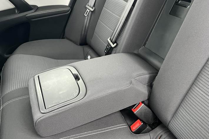 Sølv Toyota Avensis fra 2015