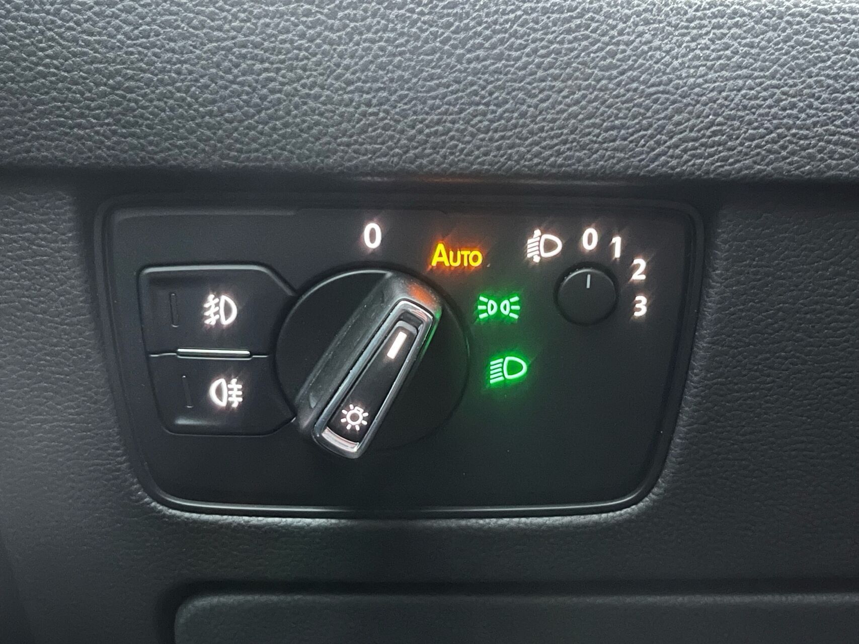 Sort VW Passat fra 2015