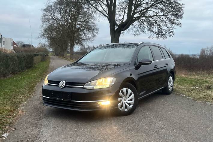 Sort VW Golf fra 2018 set udefra