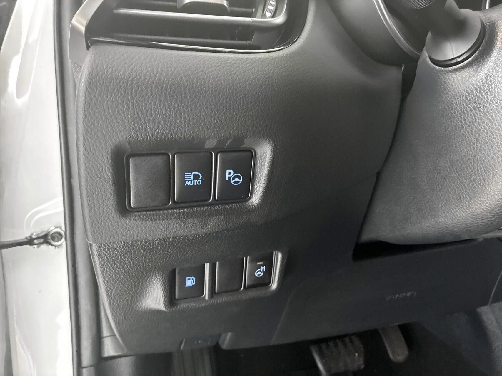 Hvid Toyota C-HR fra 2020