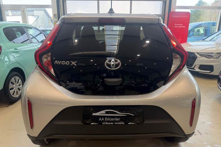 Sølv Toyota Aygo X fra 2023
