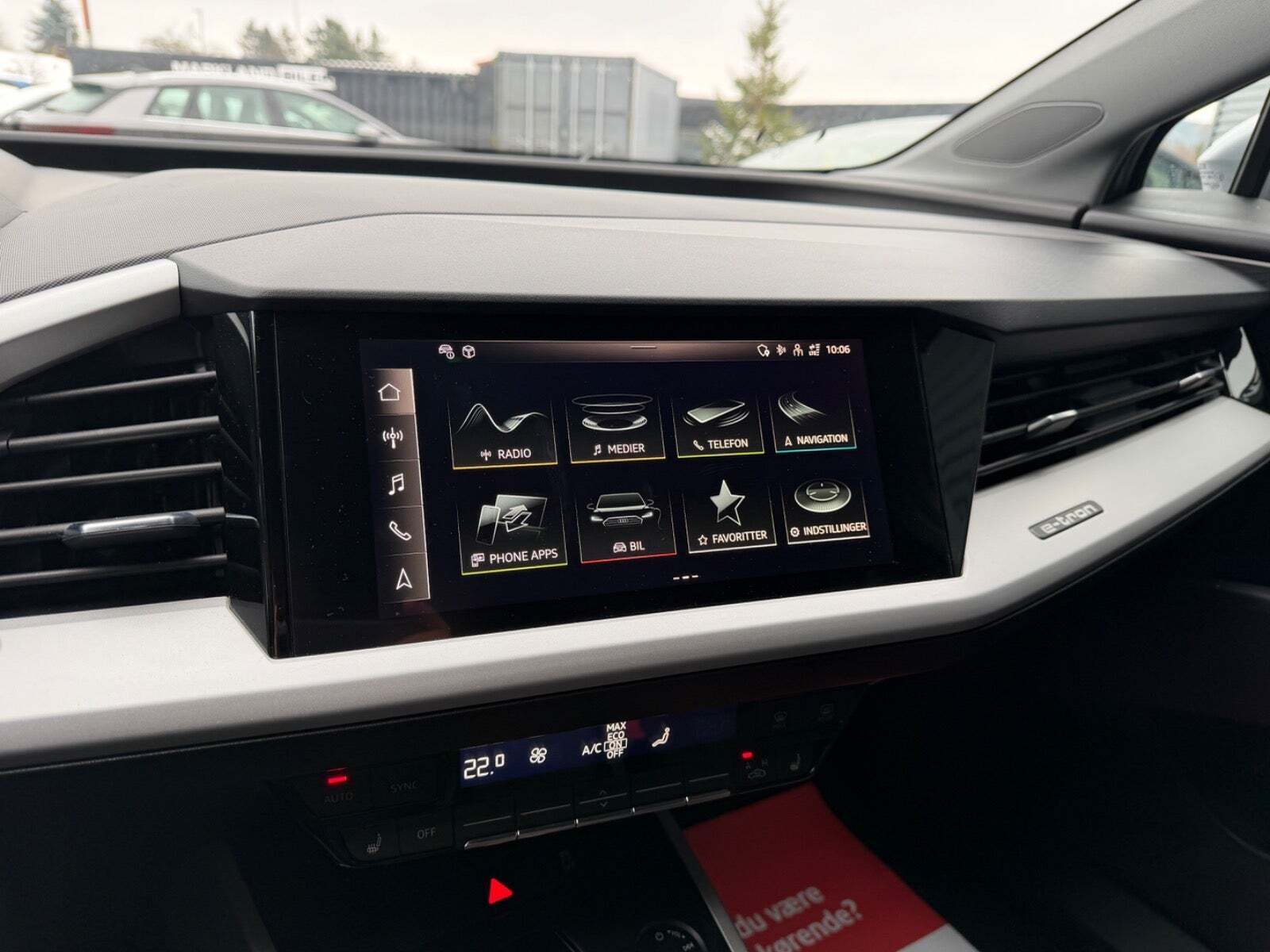 Sølv Audi Q4 e-tron fra 2022