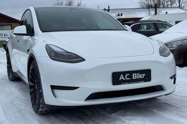 Hvid Tesla Model Y fra 2024 set udefra