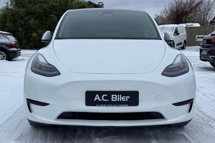 Hvid Tesla Model Y fra 2024