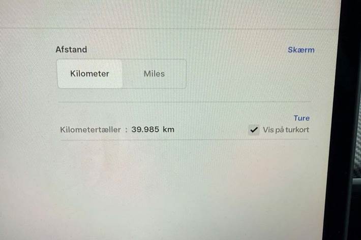 Hvid Tesla Model Y fra 2024