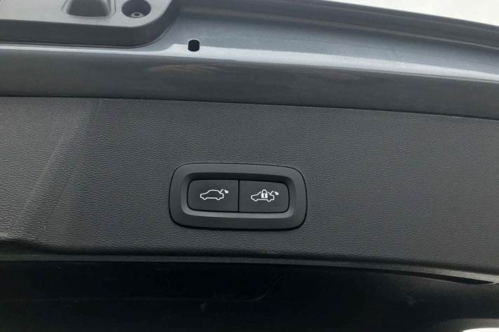 Grå Volvo XC40 fra 2022