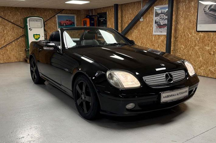 Sort Mercedes SLK230 fra 2004 set udefra