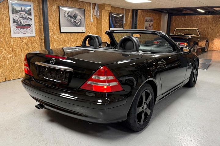 Sort Mercedes SLK230 fra 2004