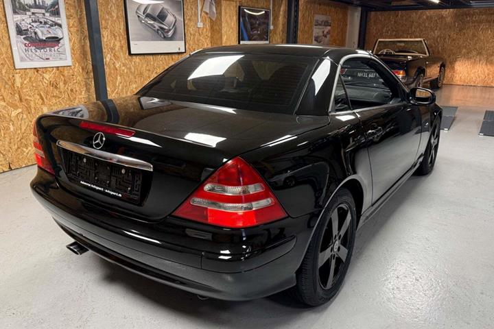 Sort Mercedes SLK230 fra 2004