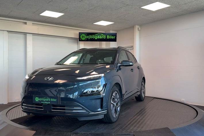 Blå Hyundai Kona fra 2022 set udefra