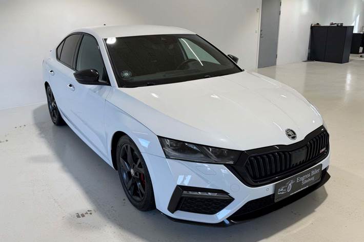 Hvid Skoda Octavia fra 2021 set udefra