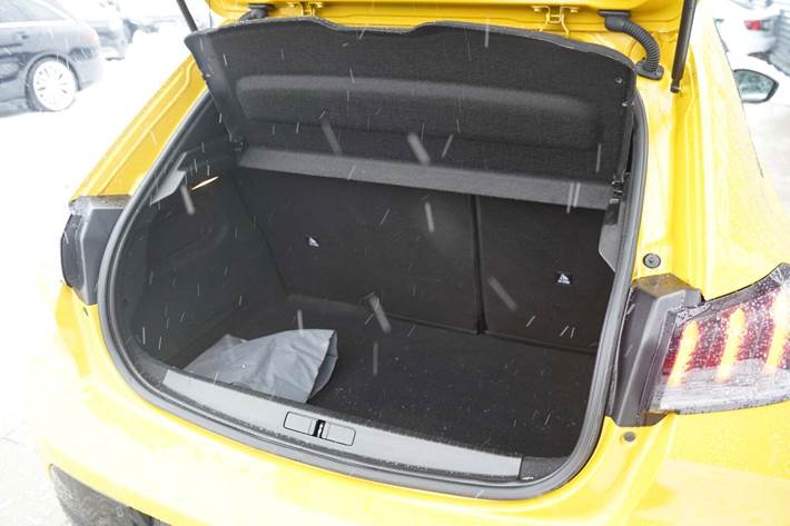 Gul Peugeot 208 fra 2022