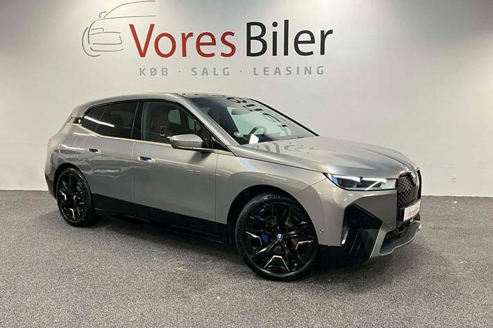 Grå BMW iX fra 2023 set udefra