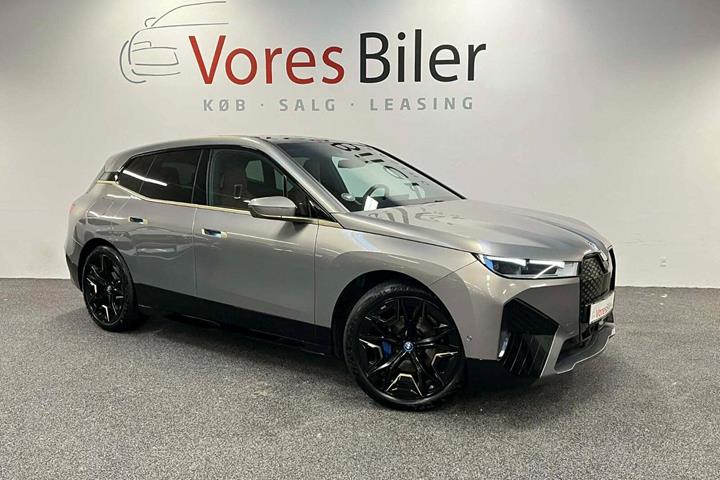 Orange BMW iX fra 2023 set udefra