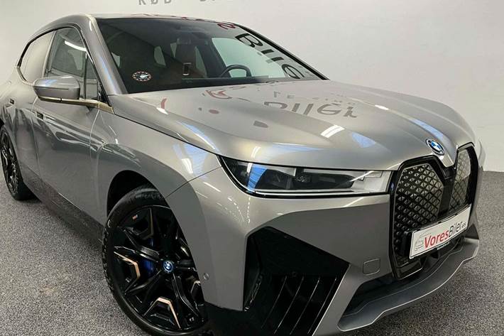 Grå BMW iX fra 2023