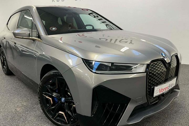 Orange BMW iX fra 2023