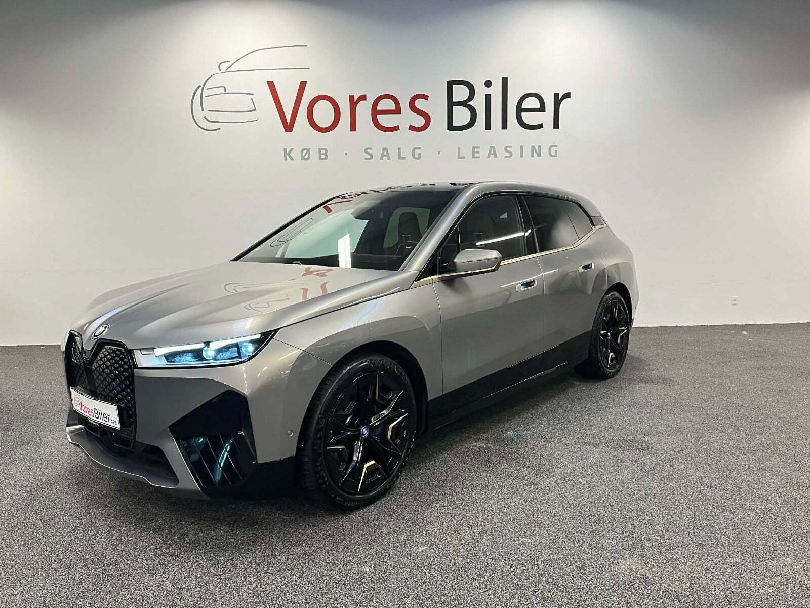 Orange BMW iX fra 2023