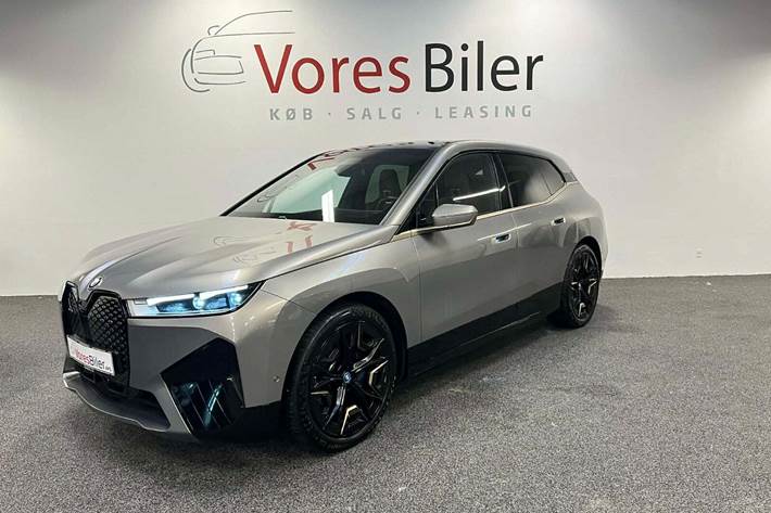 Orange BMW iX fra 2023