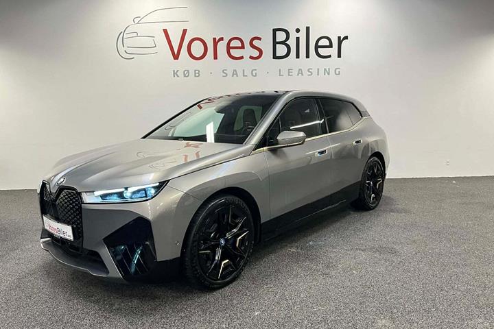Orange BMW iX fra 2023