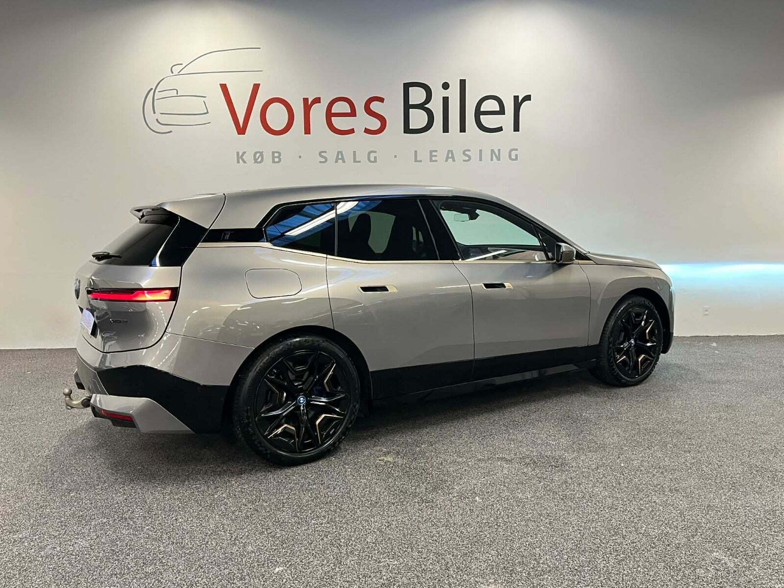 Orange BMW iX fra 2023