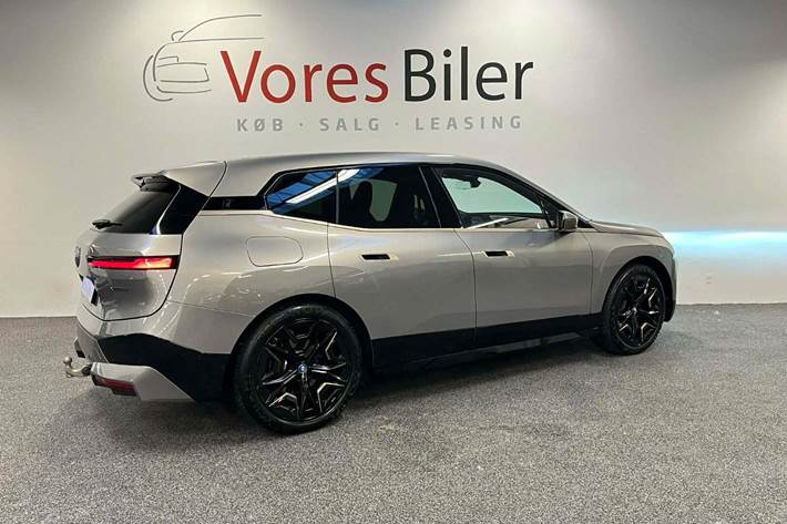 Orange BMW iX fra 2023