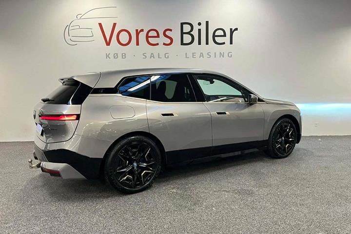 Orange BMW iX fra 2023