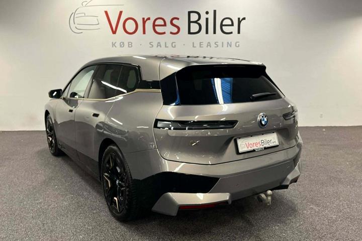Orange BMW iX fra 2023