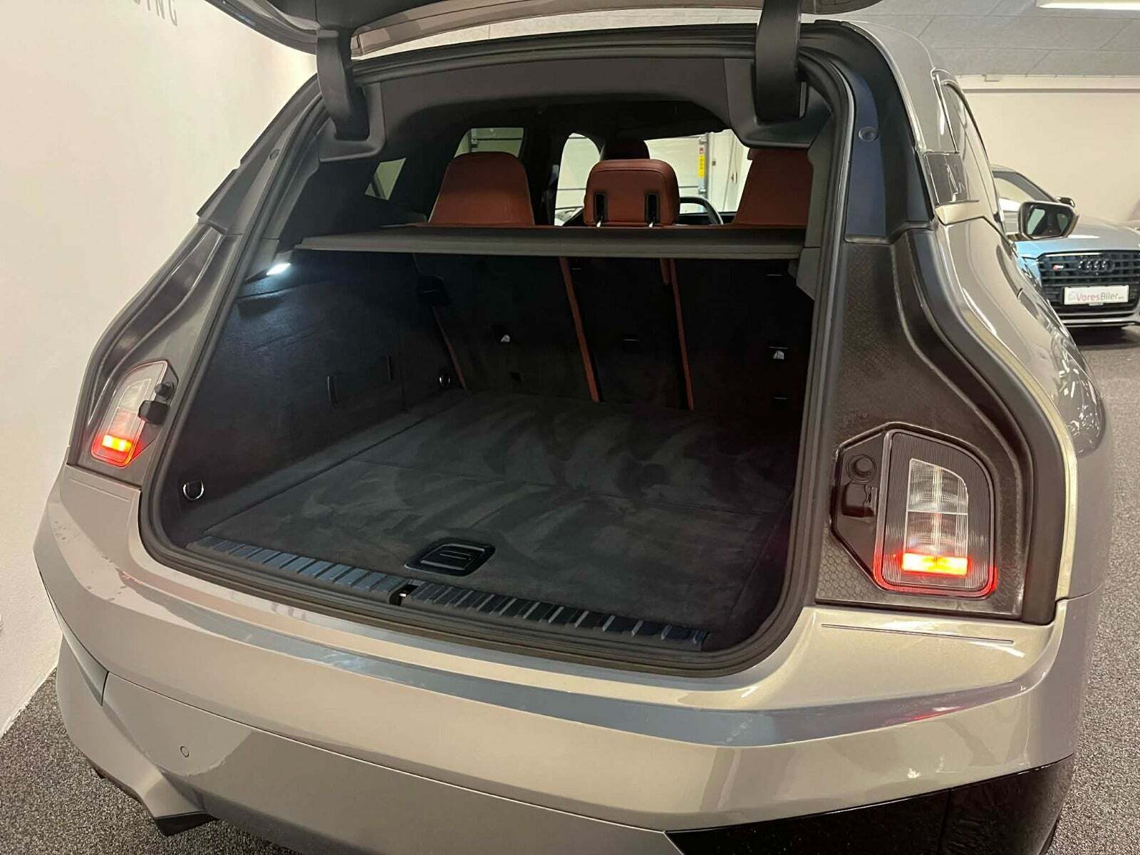 Grå BMW iX fra 2023