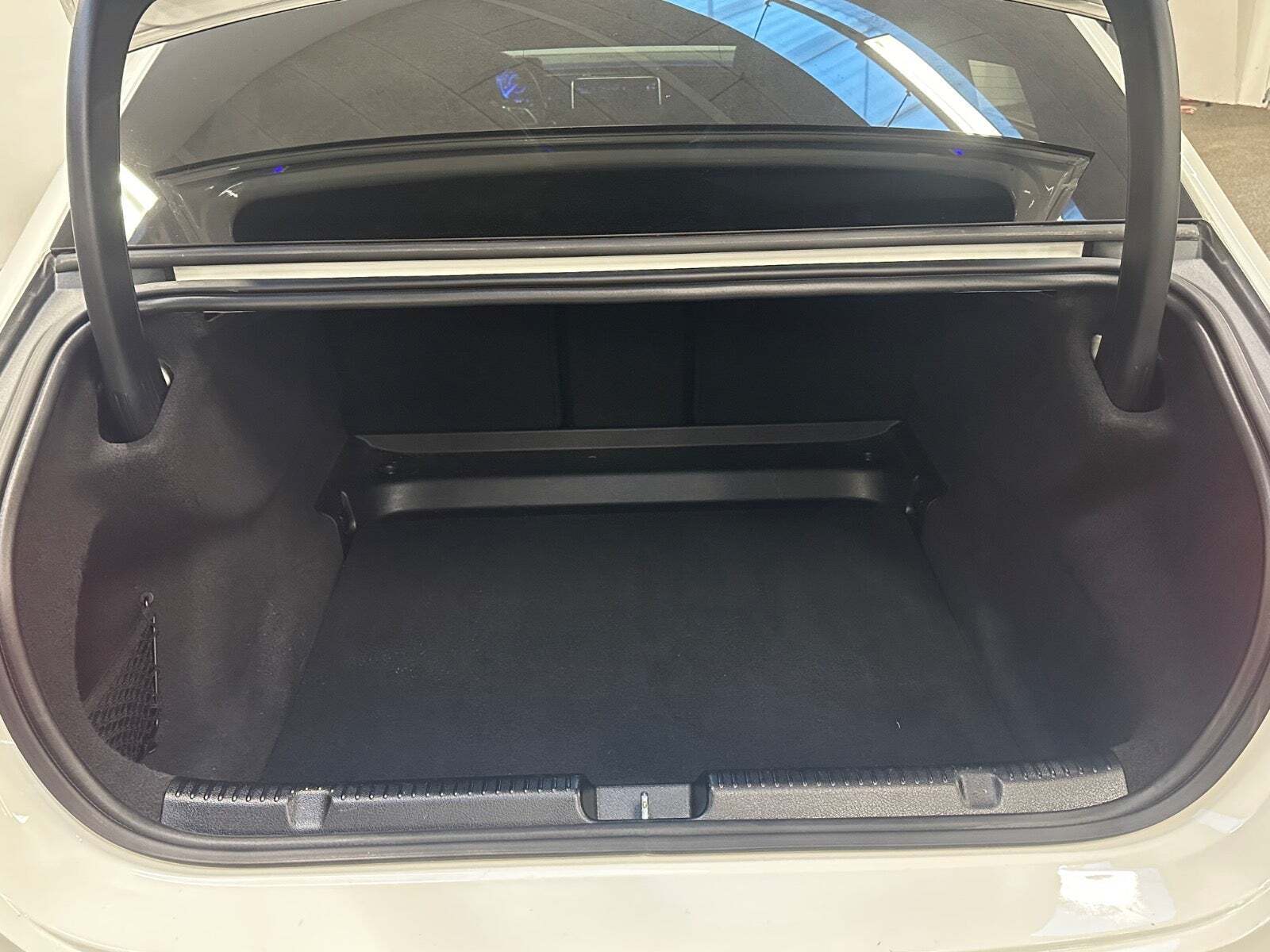 Hvid Mercedes EQE300 fra 2023