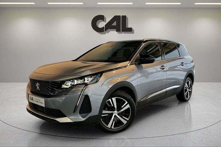 Sølv Peugeot 5008 fra 2023 set udefra