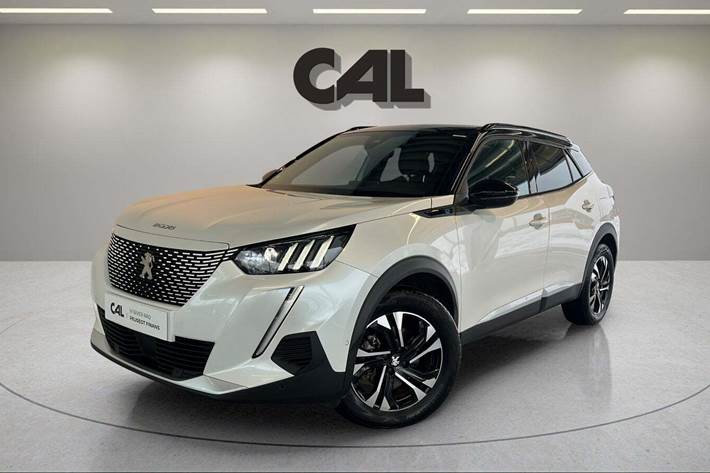 Hvid Peugeot e-2008 fra 2023 set udefra