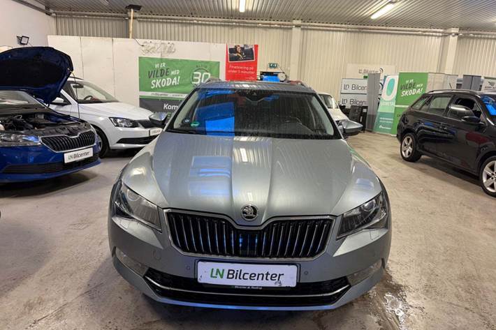 Grå Skoda Superb fra 2018