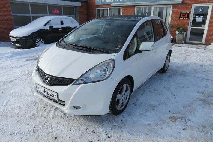 Hvid Honda Jazz fra 2014 set udefra