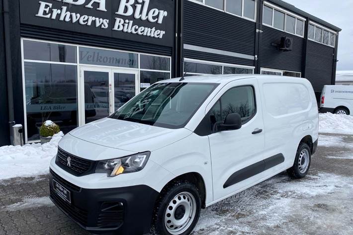 Hvid Peugeot Partner fra 2021 set udefra