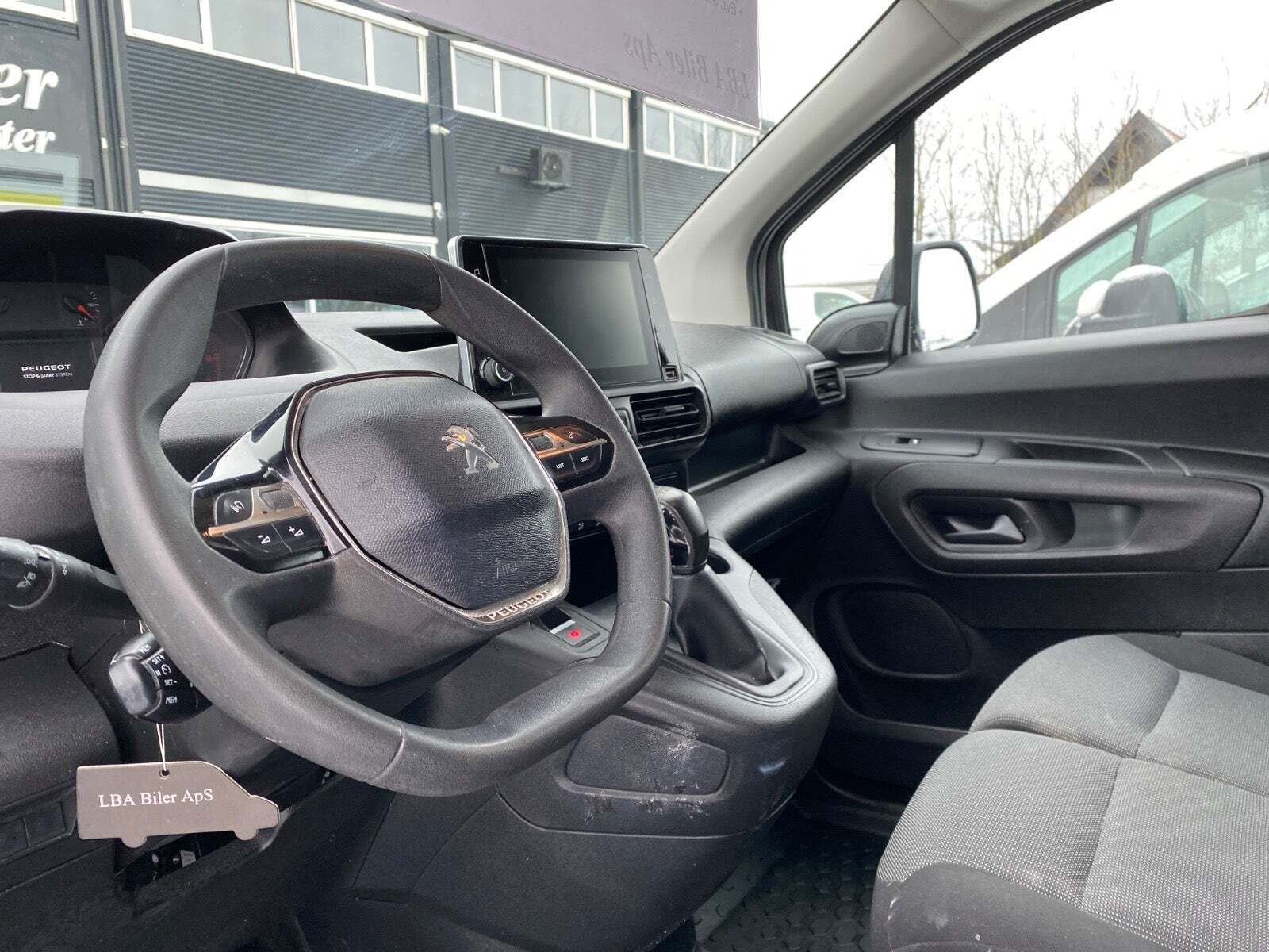 Hvid Peugeot Partner fra 2021