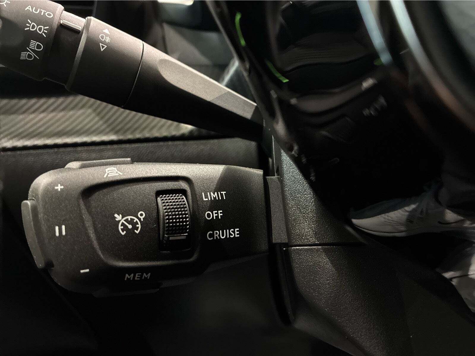 Sølv Peugeot e-208 fra 2023