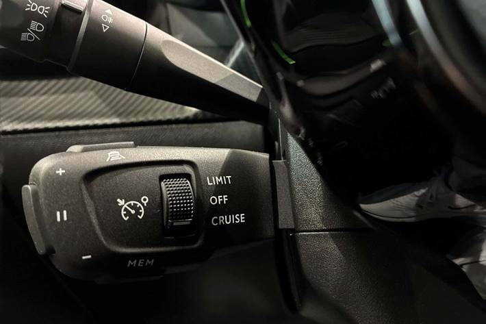 Sølv Peugeot e-208 fra 2023