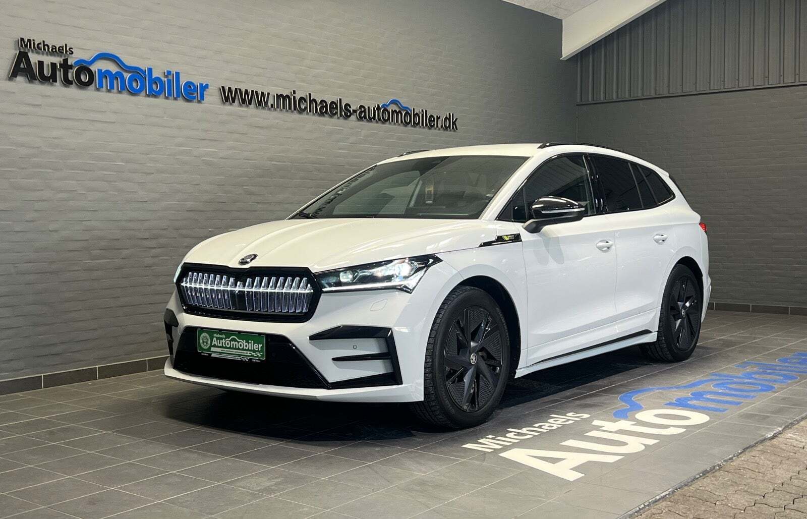 Hvid Skoda Enyaq fra 2025 set udefra
