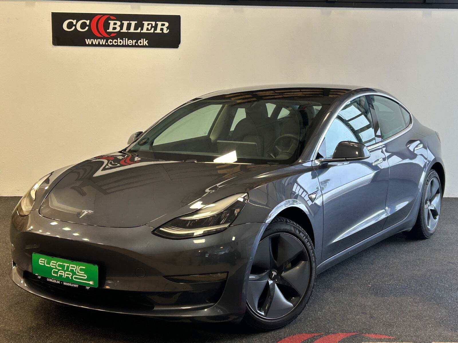 Grå Tesla Model 3 fra 2020 set udefra