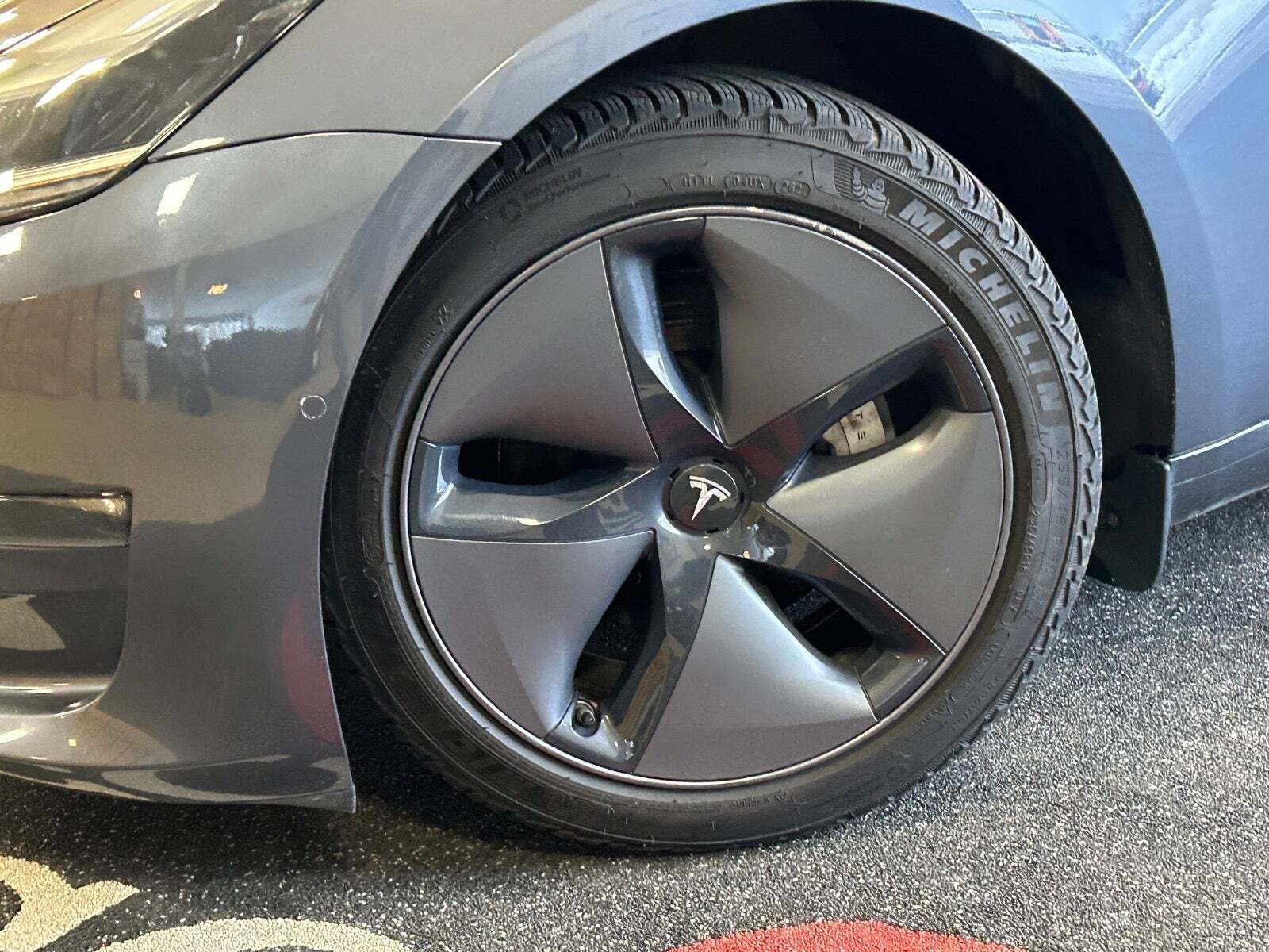 Grå Tesla Model 3 fra 2020