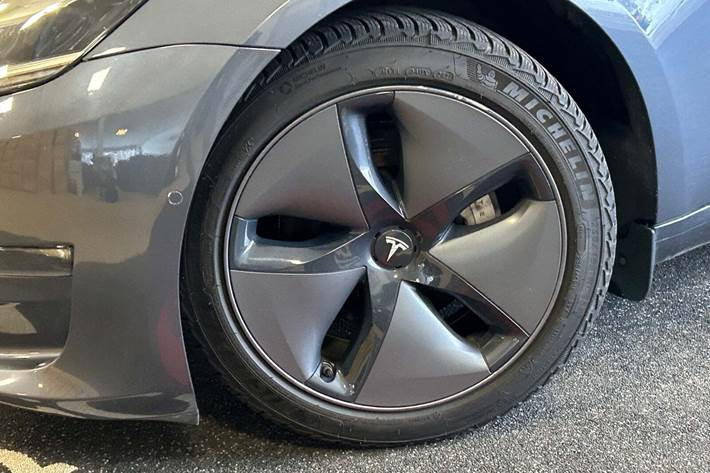 Grå Tesla Model 3 fra 2020