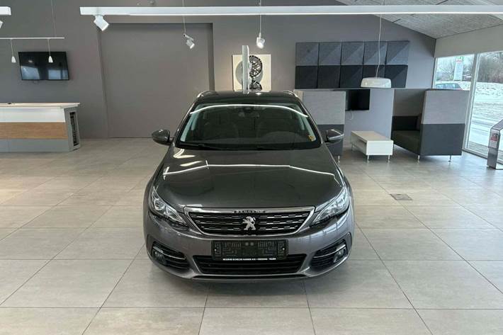 Grå Peugeot 308 fra 2017