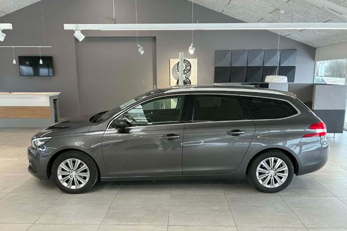 Grå Peugeot 308 fra 2017