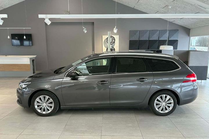 Grå Peugeot 308 fra 2017