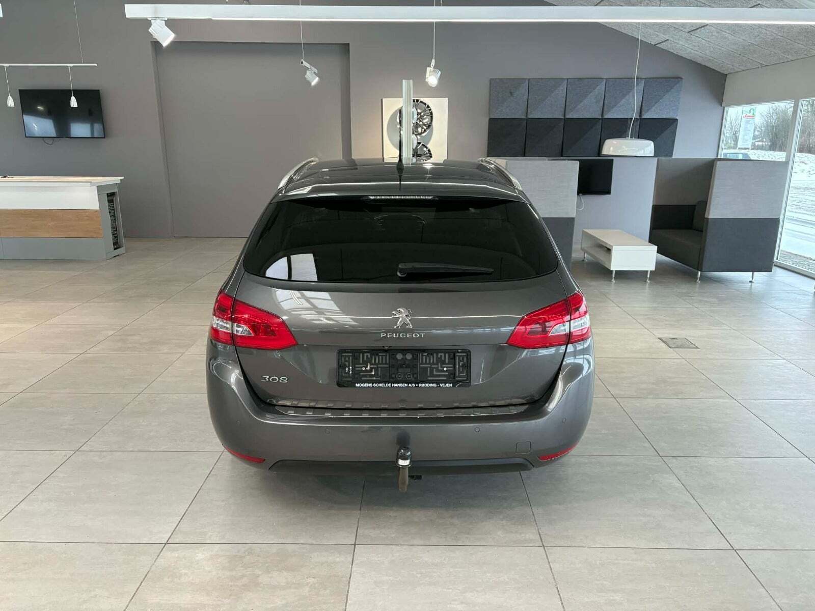 Grå Peugeot 308 fra 2017
