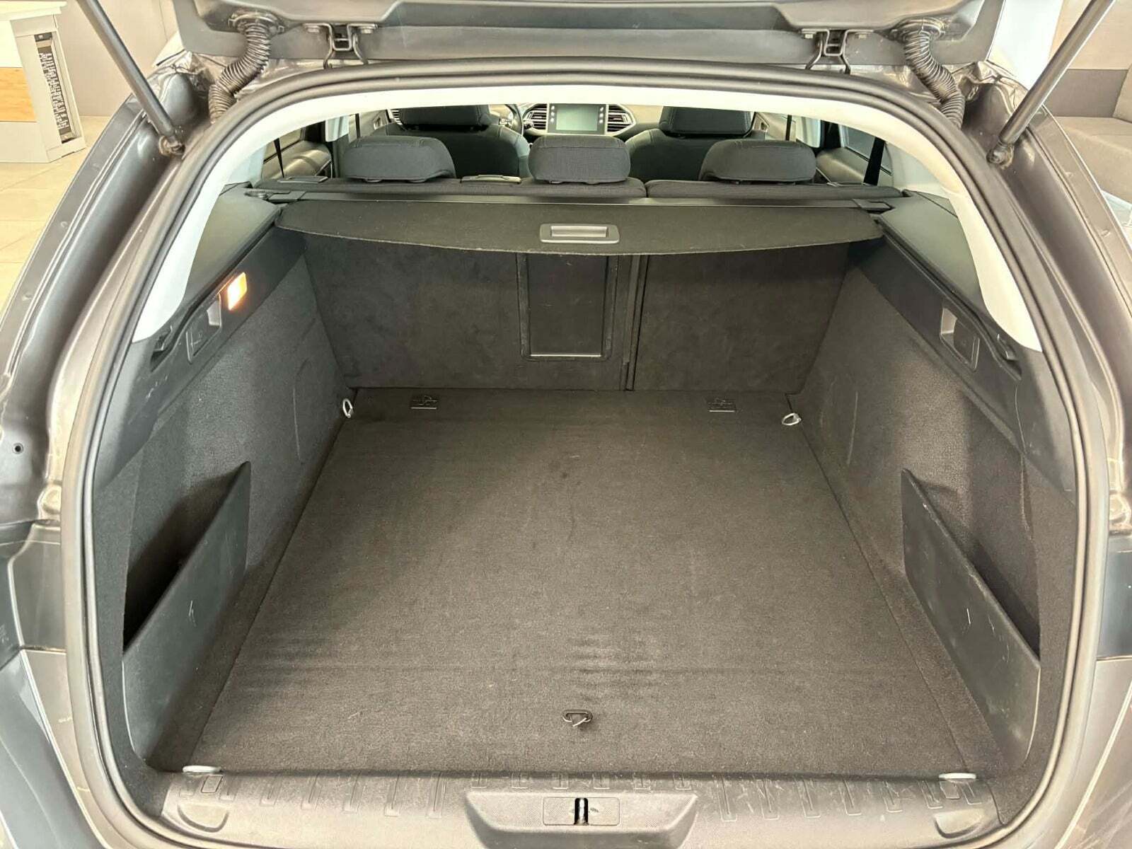 Grå Peugeot 308 fra 2017